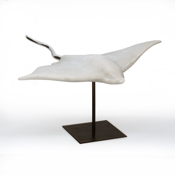 alt="polyresin quarts manta ray stand"