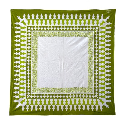 "Green cotton table cloth, 150cmx150cm, adorned with a verse written by the poet Al Mutanabi describing how people's true selves is shown in how generous they are. عَلى قَدرِ أَهلِ العَزمِ تَأتي العَزائِمُ
وَتَأتي عَلى قَدرِ الكِرامِ المَكارِم. "