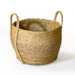 Straw basket with an outside handle, and a size of 24x15cm