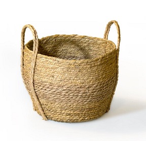 Straw basket with an outside handle, and a size of 24x15cm
