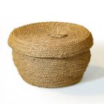 Straw basket with a removable cover, and a size of 24x15cm